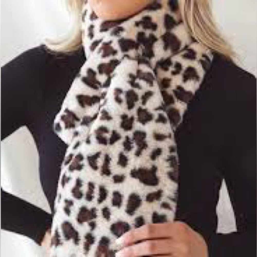 Lulu’s Shiraleah Warming Me Up Cream Leopard Print Faux Fur Scarf  NEW!